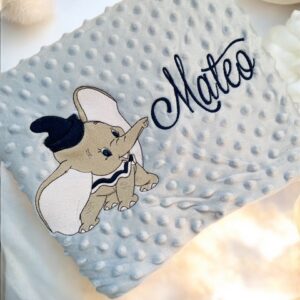 Pătură Personalizată cu Elefant și Numele Copilului – Cadoul Perfect pentru Cei Mici