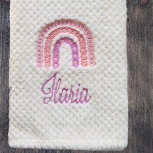 Pătură Personalizată cu Curcubeu și Nume – Atelierul Fermecat