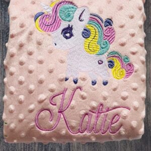 Pătură Personalizată cu Unicorn și Nume Brodat | Atelierul Fermecat