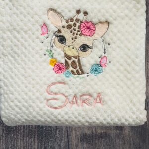 Pătură Personalizată cu Girafă și Nume Brodat | Atelierul Fermecat